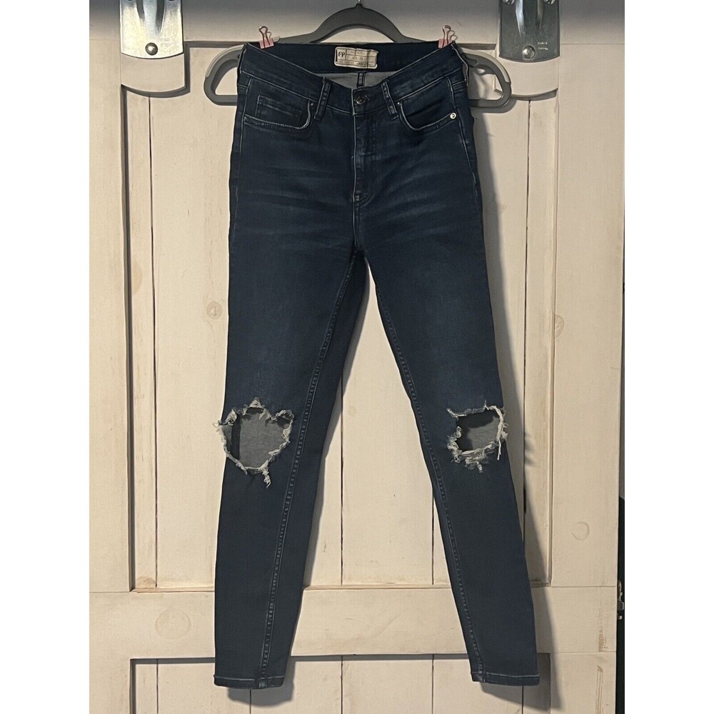 Free People Skinny Jeans DISTRESSED size 26 ripped Knees, Excellent Condition.